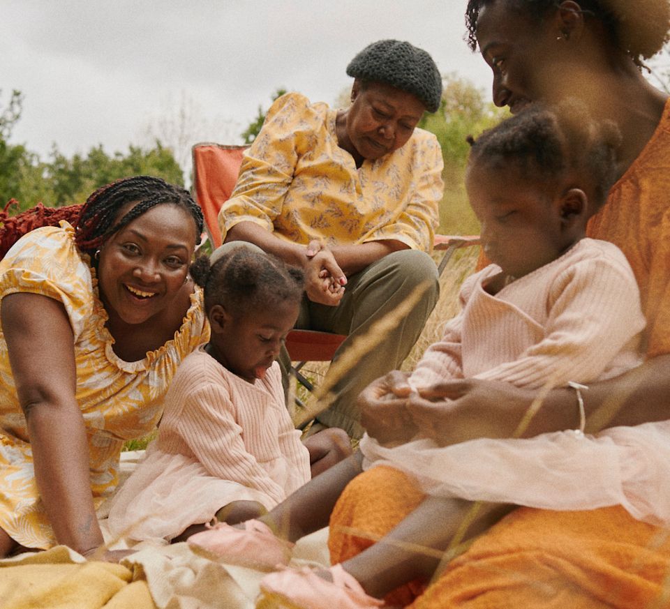 Klip fra Pandoras Our Sisterhood-serie, der viser moren Chaneen med sin familie.