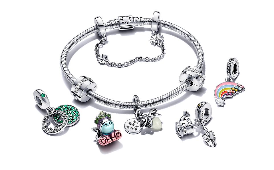 Pandora Moments Armband, Clips, Anhänger und von der Natur inspirierte Charms.