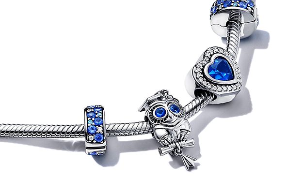 Bracciale Pandora con charm blu e argento a tema laurea.