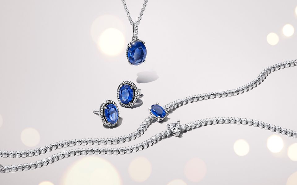Pandora Timeless 系列中，飾以寶石的925銀項鏈、耳環和手鏈。