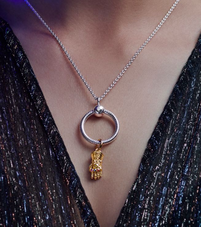 佩戴925银复联主题手链和项链及复联无限手套吊饰的时尚女性