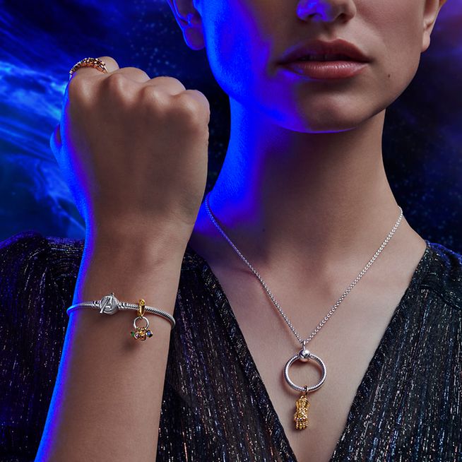 佩戴925银复联主题手链和项链及复联无限手套吊饰的时尚女性