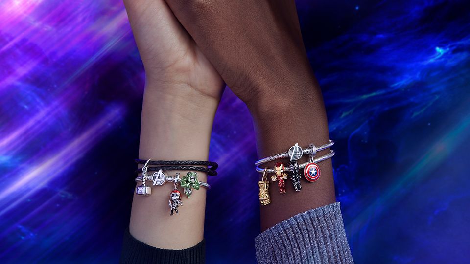 Manos embellecidas con pulseras de plata de primera ley inspiradas en Los Vengadores decoradas con los charms de los héroes de Marvel