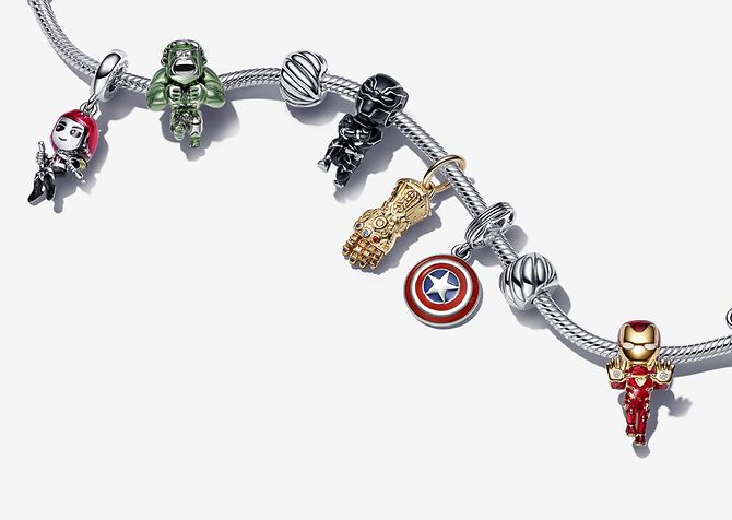 Von den Avengers inspiriertes Silberarmband mit Charms der Marvel-Helden