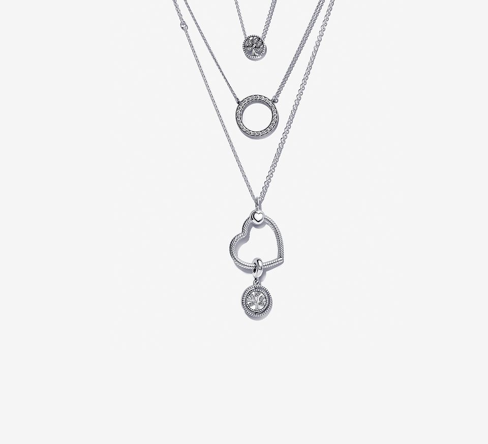 叠戴项链包含一条光环项链、一条O型吊坠项链和一条点缀串饰的心形吊坠项链