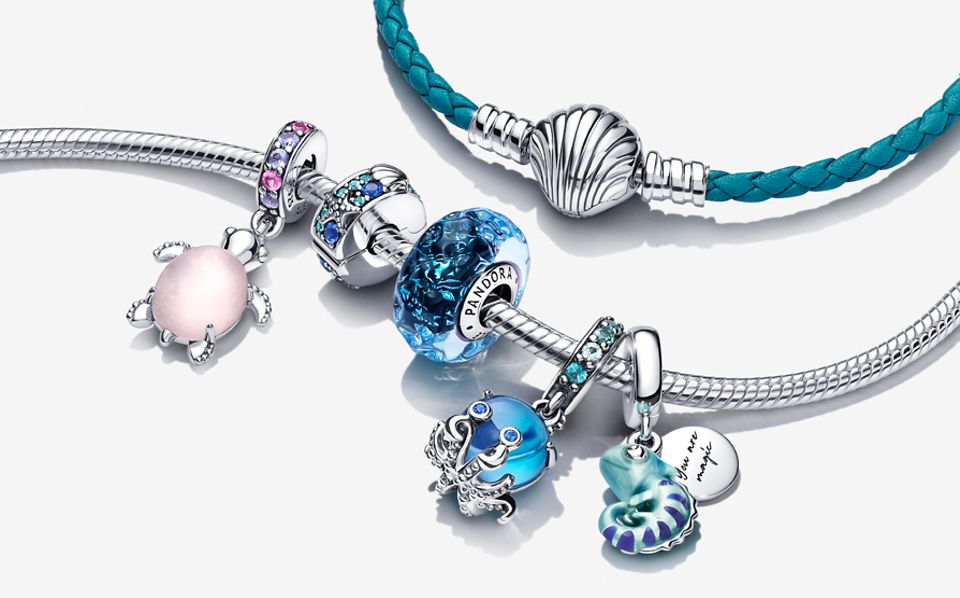 Bracelet en argent et bracelet en cuir bleu avec des charms sur le thème de l’océan