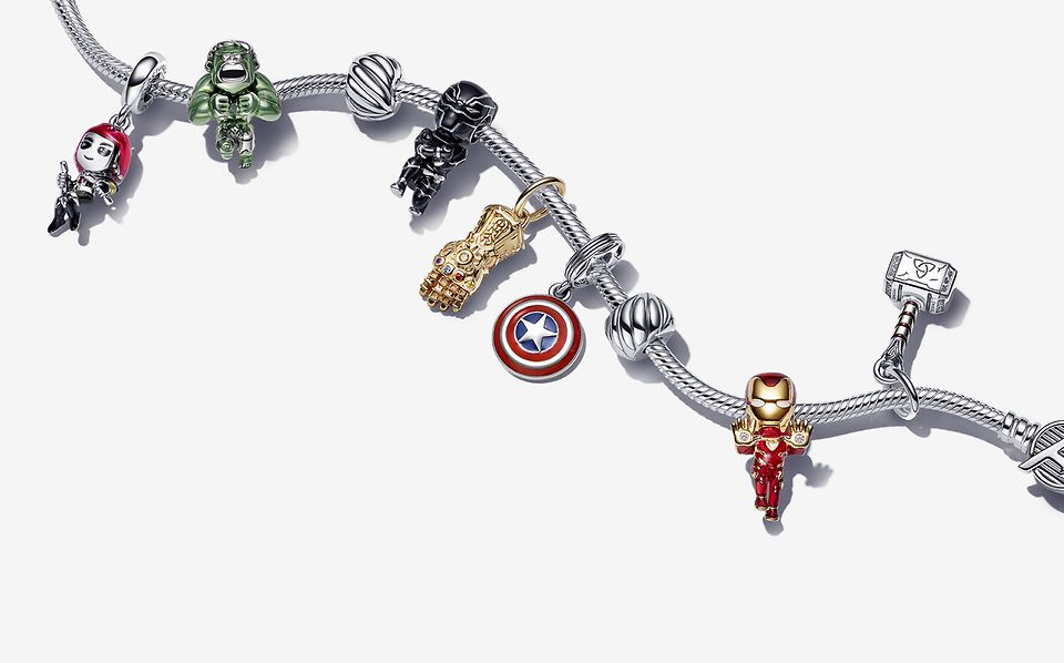 Bracelet argenté inspiré des Avengers avec des charms des héros Marvel