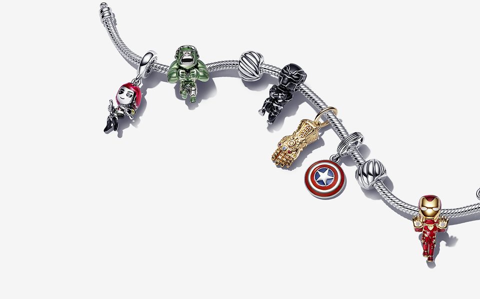 Bracelet en argent inspiré de la saga Avengers avec des charms représentant des héros Marvel
