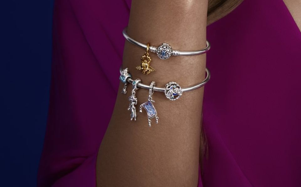 Femmes portant des bracelets princesse Disney de Pandora