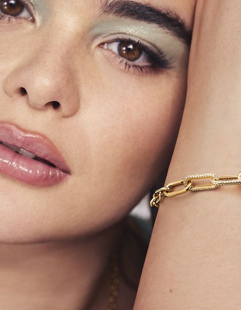 Personne portant un bracelet link Pandora ME avec des charms en argent 925/1000e doré à l'or