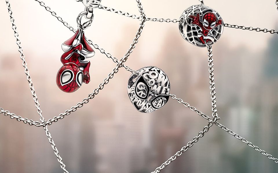 Charmsy ze Spider-Manem z kolekcji Marvel x Pandora na srebrnym łańcuszku