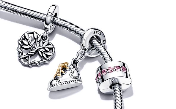 搭配家族树形链扣及为母亲设计的宝宝主题串饰的Pandora 手链。