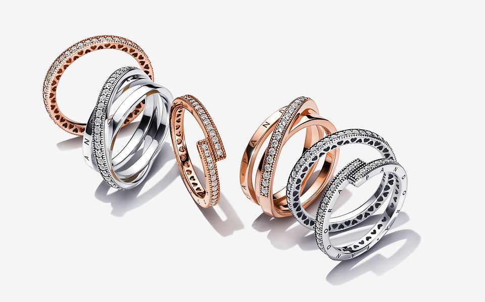 Pandora Signature 系列六枚銀和玫瑰金戒指。
