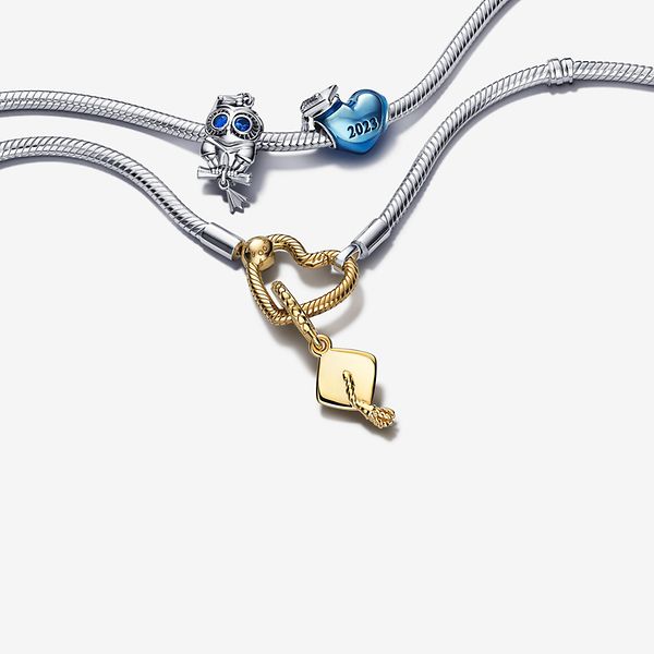 To charmarmbånd i sølv med 3 lykønsknings-charms i sølv, blå og guld