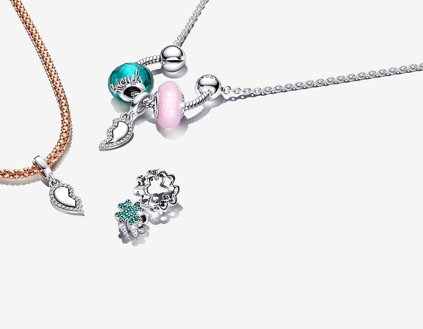 Immagine di charm Pandora ispirati all'amicizia su una collana in Argento Sterling 925 e una collana con placcatura in Oro 14k
