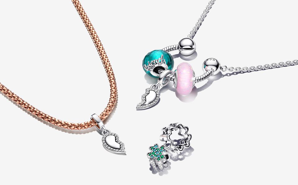 Immagine di charm Pandora ispirati all'amicizia su una collana in Argento Sterling 925 e una collana con placcatura in Oro 14k