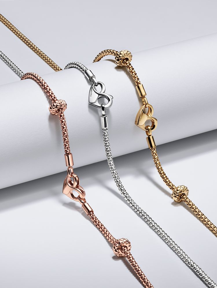 三條 Pandora 粒紋鏈飾，以925銀、鍍金和鍍玫瑰金鑄造