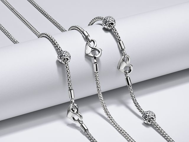 Imagen de 3 cadenas con tachuelas de Pandora Moments en plata de primera ley dispuestas en paralelo.