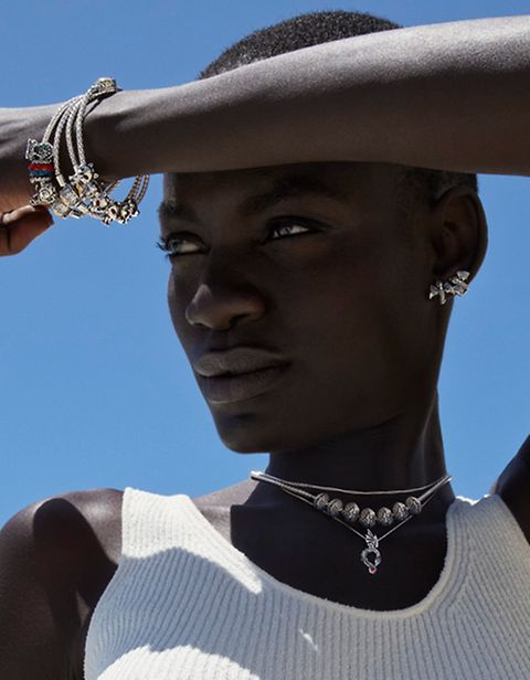 Una mujer al sol, posando como modelo de las joyas de Juego de Tronos x Pandora.