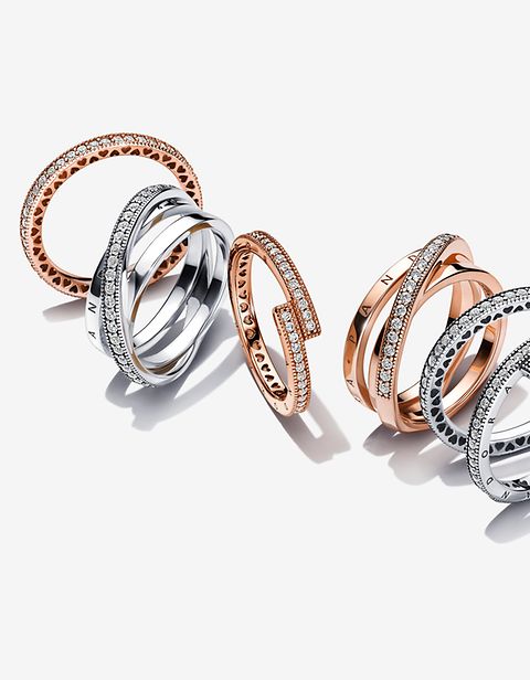 Afbeelding van 6 zilveren en roségouden ringen uit de Pandora Signature Collection.