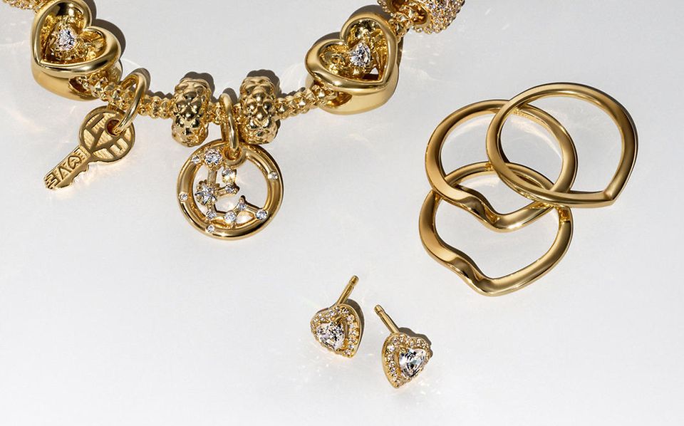 Immagine del bracciale con charm BE LOVE di Pandora in oro e diamanti di laboratorio e cinque orecchini