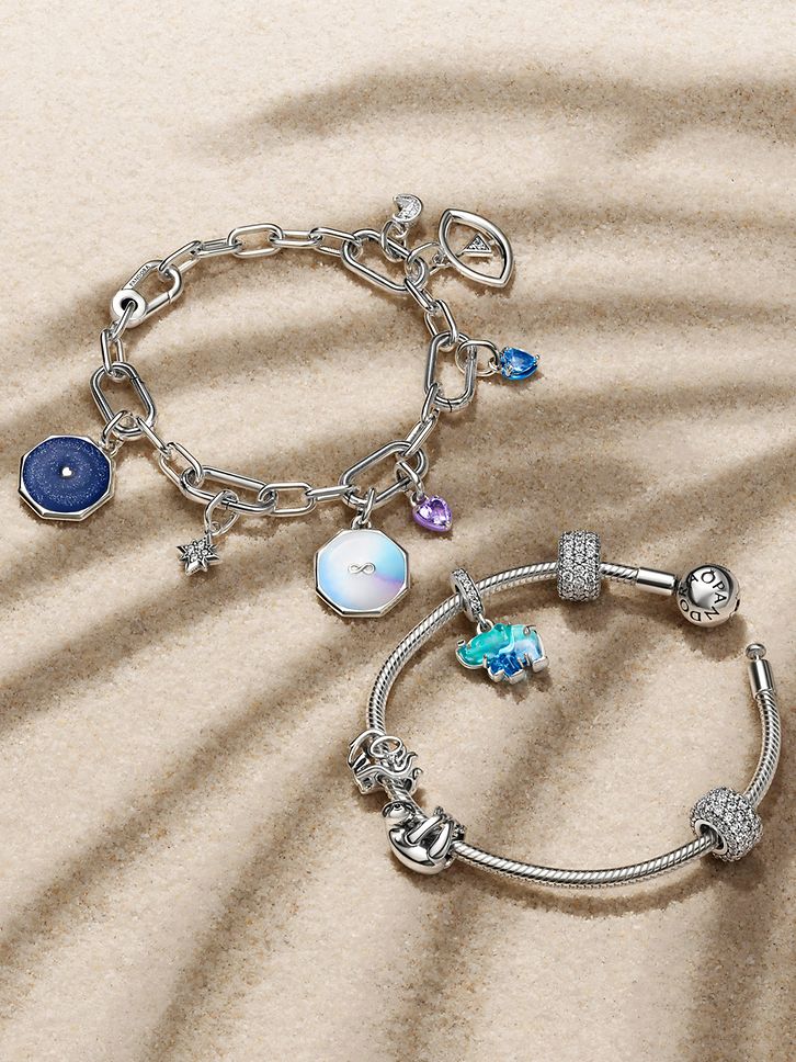 Pandora Sommerkollektion mit Armbändern und Charms in Silber und Blau.