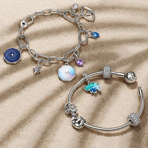 Kolekcja srebrnych i błękitnych bransoletek oraz charmsów Pandora na lato.