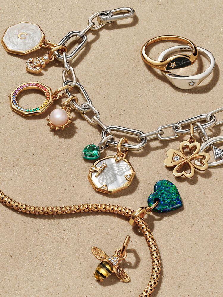 Colección de pulseras y anillos para el verano en plata de primera ley, con un recubrimiento en oro de 14k, y en color verde.