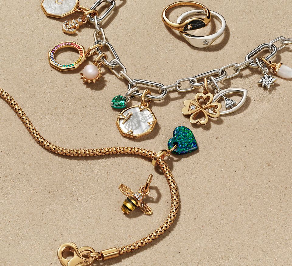 Pandora 夏季綠色金銀手鏈與戒指系列。