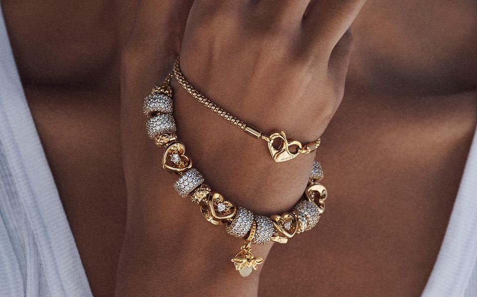 Colección de joyas de Pandora para el verano en oro en dos tonos.