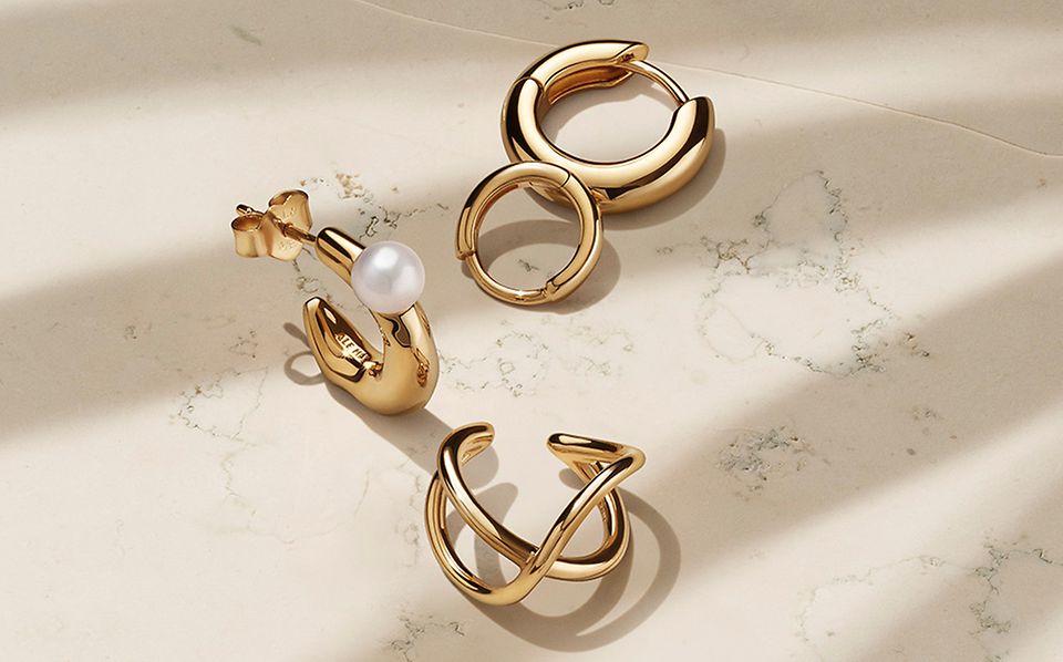 Pandora Essence Gold- und Perlen-Ohrringe.