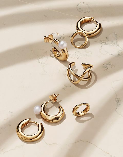 Pandora Essence Gold- und Perlen-Ohrringe.