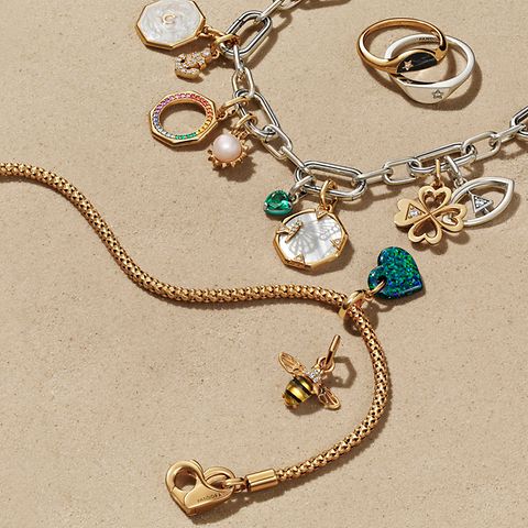 Pandora Sommerkollektion mit Armbändern und Ringen in Grün, Silber und Gold.