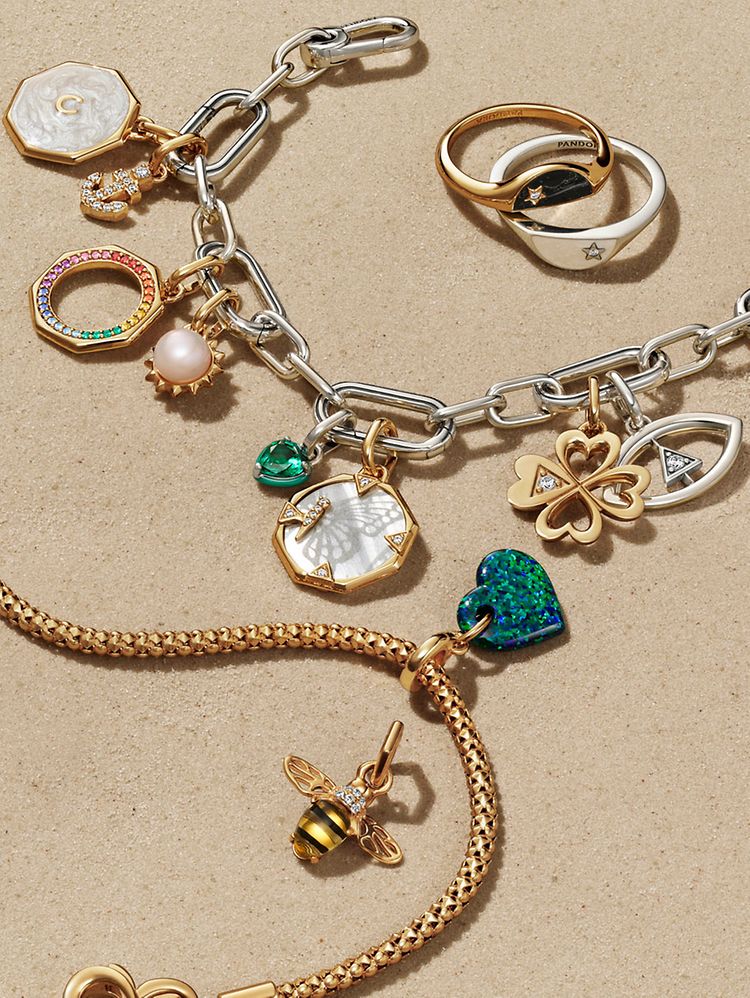 Kolekcja zielonych, srebrnych i złotych bransoletek oraz pierścionków Pandora na lato.