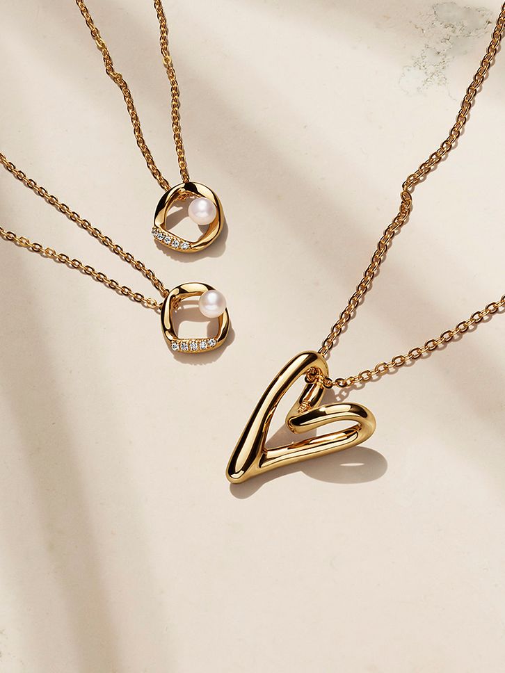 Collection de colliers en or et en perles Pandora Essence.