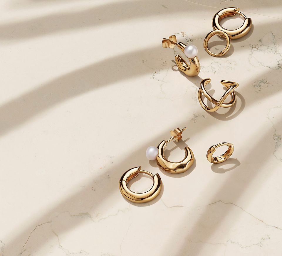 Pendientes de aro y perlas con un recubrimiento en oro de 14k de PANDORA ESSENCE.