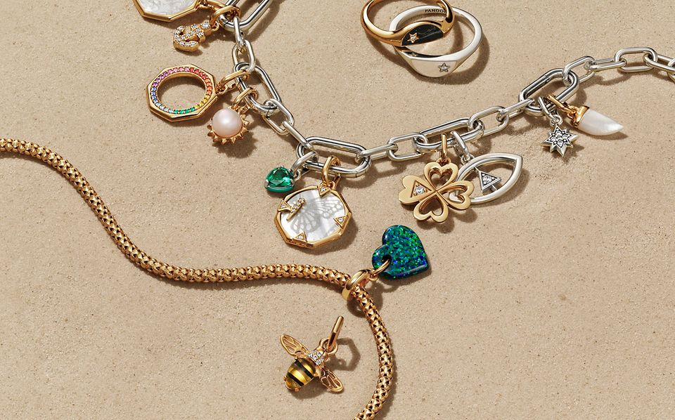 Kolekcja zielonych, srebrnych i złotych bransoletek oraz pierścionków Pandora na lato.