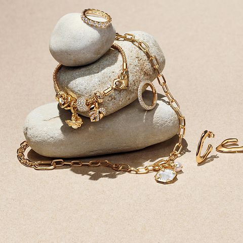 Złoty łańcuszek z ogniwami, kolczyki obręcze, pierścionki i bransoletka o splocie ćwiekowym Pandora.